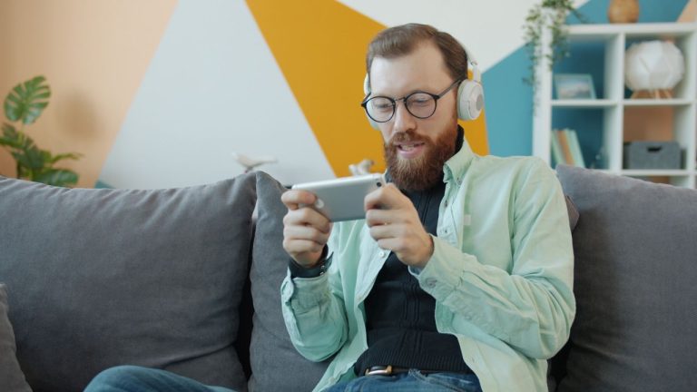How Smartphones Changed the Way Digital Card Games Are Designed
